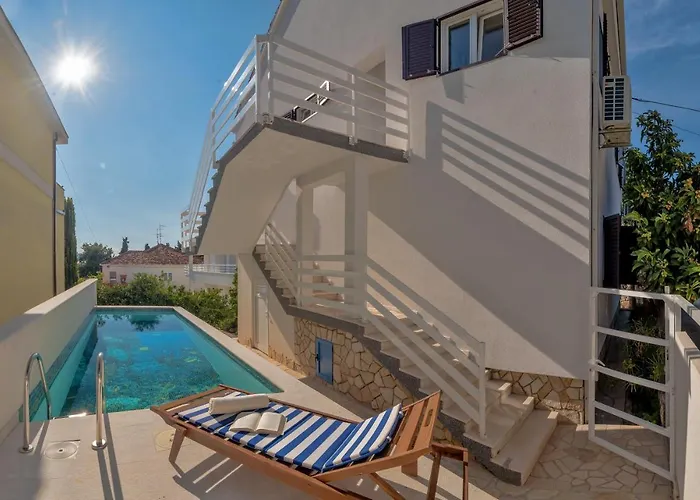 Spacious Apartment With Pool And Jacuzzi