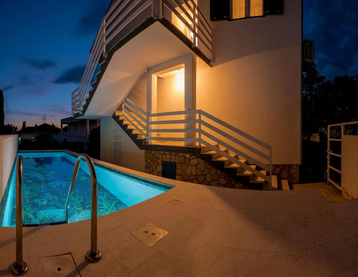 Spacious With Pool And Jacuzzi Apartment