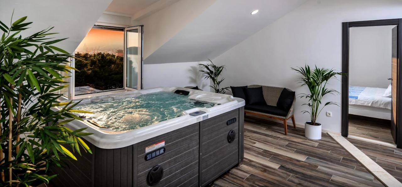 Spacious With Pool And Jacuzzi * Trogir