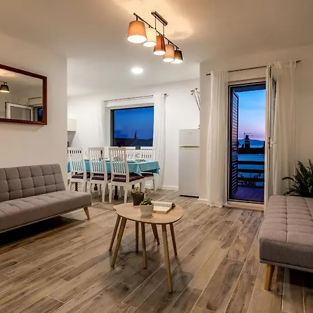 Spacious Apartment With Pool And Jacuzzi Trogir Exterior photo