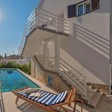 Spacious Apartment With Pool And Jacuzzi Trogir Exterior photo