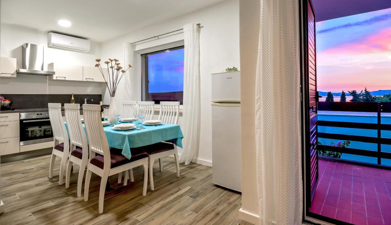 Apartma Spacious With Pool And Jacuzzi *